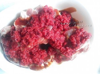 step1: 將豬肉洗淨，加入《<span class="group_2">醃料</span>》在豬肉上面抹開後
保鮮膜包起來醃漬三小時以上
