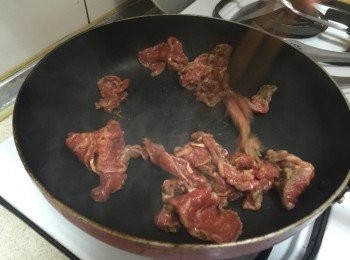 step5: 起鍋不加油，將肉炒至變色即可盛起備用。