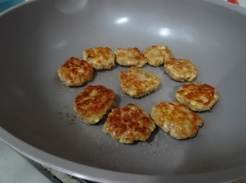 step5: 慢火將肉餅煎至熟透及轉中火表面金黃即成。 


*不同種類鹹魚鹹味不一， 我會在下蛋白前煎一丁點試味，如不夠鹹再<span class="group_2">調味</span>。