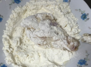 step4: 裹上麵粉，中小火煎炸至雞腿熟即可。