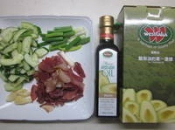 step1: 備料,蒜頭拍扁,葱切段,小黃瓜及鴨賞切片