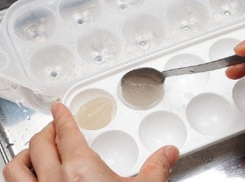 step6: 以事先用水沾濕的小匙將５的葛粉糊舀入已用水沾濕的製冰盒中至半分滿