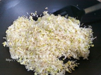 step7: 鑊中(不落油)放入已剁碎的大豆芽 , 用慢火慢慢烘至乾身