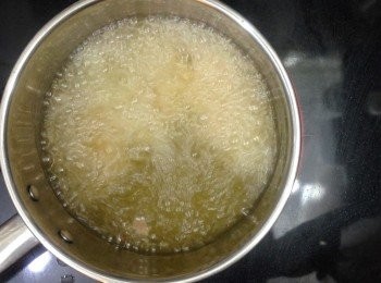 step6: 鍋中加入油，燒至插入木筷子起泡泡，就可以把<a href="https://bit.ly/3zHU5V3" target="_blank" data-keyword="雞中翼" class="guide-link"><strong>雞中翼</strong></a> <span style="display:inline-block;vertical-align:middle;margin-top:-3px;color:initial;border-radius:3px;padding:2px 3px;font-size:12px;line-height:14px;background:#87d300;color:#fff;">即買</span> 加入
小火把<a href="https://bit.ly/3zHU5V3" target="_blank" data-keyword="雞中翼" class="guide-link"><strong>雞中翼</strong></a> <span style="display:inline-block;vertical-align:middle;margin-top:-3px;color:initial;border-radius:3px;padding:2px 3px;font-size:12px;line-height:14px;background:#87d300;color:#fff;">即買</span> 炸至金黃色，大概8-10分鐘，撈起備用