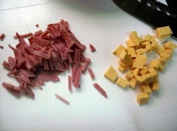 step5: 把火腿、起司片切丁，