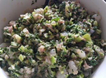 step5: 將小唐茶，芹菜，蔥，薑蓉大火炒，盡量隔去水份，再加入調味料，放入免治豬肉，蝦撈好，放入雪櫃冷凍