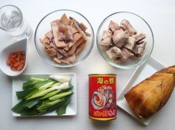 step1: 將乾魷魚用冷水加入一大匙鹽先浸泡3-4小時,泡發後去除外皮再切成條狀。小排先汆燙後備用。蒜苗斜切成蒜白及蒜葉。蝦米浸泡冷水10分鐘後瀝乾。