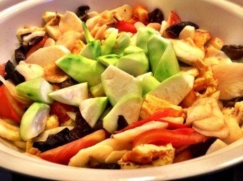 step4: 落蛋皮及勝瓜炒匀，蓋上炆10分鐘，加少許麻油及胡椒粉提味即成！