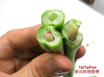 step3: 細看粗的長豆有海綿體，所以有菜腥味