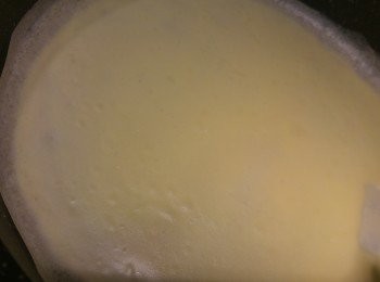 step5: 選用易潔鍋做蛋皮比較好,麵糊倒入煎Pan只需薄薄一片就可以了,當皮熟只需一挑就可以倒出來,可以反轉煎一煎只需幾秒。