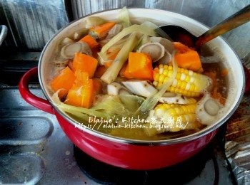 step8: 再加入牛蒡及南瓜拌勻再煲滾 , 蓋上蓋轉慢火煲1 1/2小時