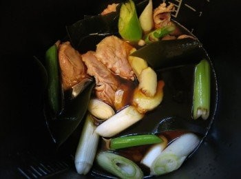 step8: － 把所有材料（除白蘿蔔之外）、<span class="group_2">汁料</span>及湯水都加入智能鍋
－ 自選時間30分鐘
＊如果沒有智能鍋，一般開火： 大火煮沸，轉小火煮一個半小時＊