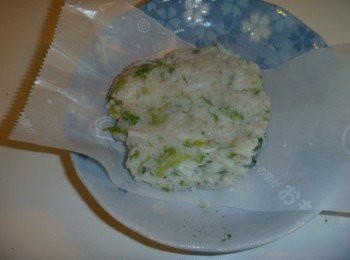 step4: 步驟2的蟹肉,鹽,青海苔,酒粨,薑汁及昆布粉拌勻,捏成圓型放耐熱器皿,隔水蒸7分鐘,待涼.