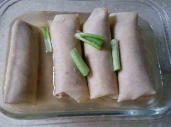 step7: 百葉包擺在碗中，加入半碗雞湯，加幾根香蔥段。