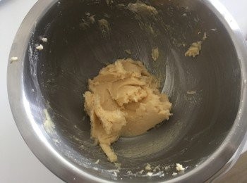 step3: 拌入三溫糖,打至鬆軟