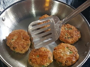 step6: 燒熱油鍋， 將魚餅放入先至兩邊金黃即可。