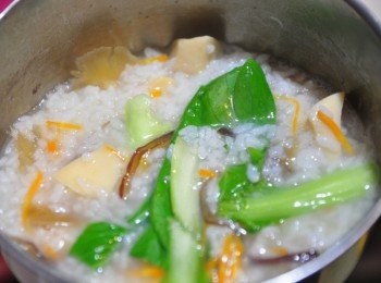 step7: 最後放入清江菜滾煮，加入適量的調味即可