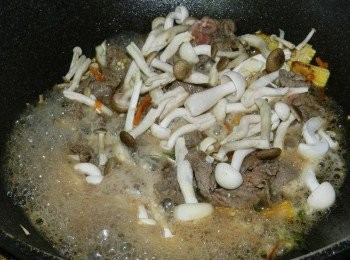 step5: 義大利LAMBRUSCO (紅)汽泡酒下鍋後煮5分鐘，調味後就可以上桌