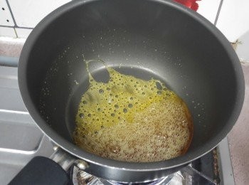 step2: 煮至起泡及開始轉黄色 ,   拿起煲柄搖動