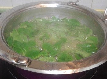 step4: 用中大火把九層塔炸至香脆後瀝乾油份然後把步驟⑶一起上碟再灑上椒鹽便可。