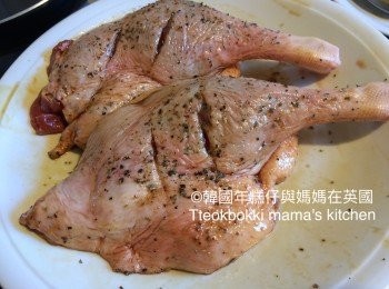 step1: 首先用刀輕輕在鴨脾肉上界兩刀（這可以讓醃肉時更入味和焗鴨脾時容易熟些），然後用1.5湯匙的豉油、適量的鹽和黑胡椒粉把鴨脾醃大約10分鐘。