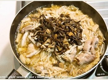 step5: 倒入水、米酒、醬油與味霖，蓋上鍋蓋後，直接開火悶煮至熟。