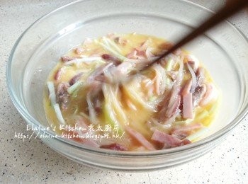 step7: 盛起放上碟稍為待涼後加入蛋液內拌勻