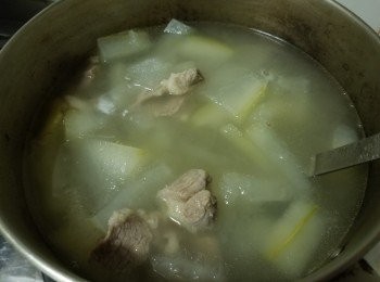 step6: 做法：

將腩肉切片，用少少糖，雞粉，生粉，少少黃酒醃 20 分鐘入味，冬瓜去皮後切厚件，用 2 大湯碗水，放入冬瓜，薑片大火滾起轉中火滾 30 分鐘，再放入腩肉滾多 30 分鐘，加少少鹽，蔥粒，完成 (湯渣可作另一個餸) 。