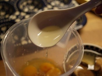 step1: 肴起泡過水的2大湯匙香菇水與蛋液一起增味。