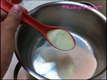 step2: 再加入一湯匙魚膠粉~