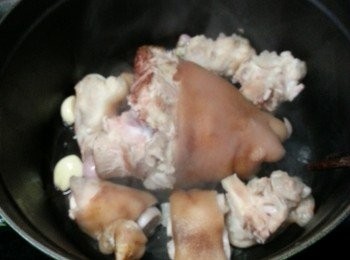 step6: 加入豬手煎香兩邊