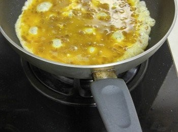 step4: 燒熱鑊，倒入油，再倒入蛋液。