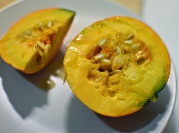 step4: 南瓜淋上橄欖油後，先放入烤箱180度C烤25分鐘後取出，放入鍋中一起再煮20分鐘。