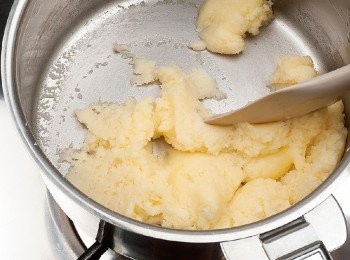 step4: 開中火，一邊加熱一邊攪拌至麵糊像是會由鍋底剝落為止。