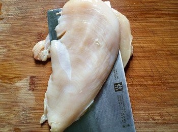 step2: 去筋膜洗淨後用刀橫切成兩片。