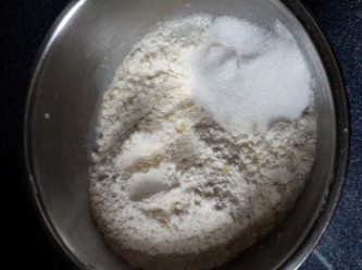 step3: 將麵粉、葵花籽油同砂糖倒入牛奶酵母液中，搓成團