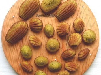 step10: 將烤好的馬德蓮馬上脫模,放涼冷卻後即可享用。 剛出爐的馬德蓮外酥內鬆軟,蜂蜜加上抹茶的風味一點都不膩口喔!