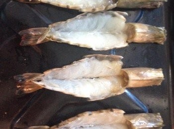 step9: 將蝦鋪平在焗盤上