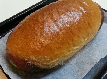 step4: 逐一將麵團用麵棍碌成長方形,,盡量每塊都要相同大小,,之後將3份麵團重疊(我將原味麵團放底部),,用麵棍碌至緊貼,,卷好收口,,蓋上保鮮紙進行第二次發酵,,預熱焗爐180度,,掃上蛋液,,焗30分鐘,,完成!!