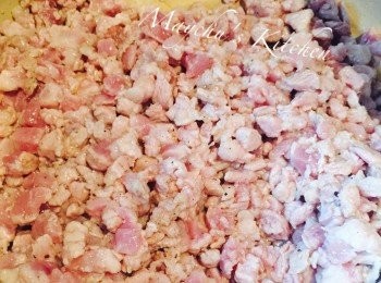 step4: 先放入瘦肉炒至變色，撈起備用。然後放入豬皮部分炒至出油，倒入黄豆醬油、黑豆醬油、水、五香粉、米酒和冰糖。