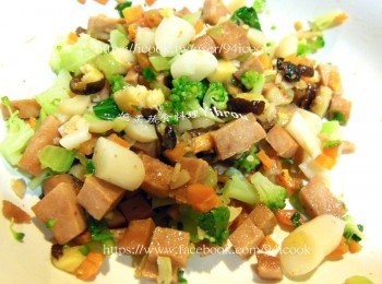 step1: [<span class="group_1">食材</span>2]川燙熟，[<span class="group_1">食材</span>1]炒香炒熟混合。