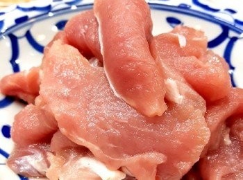 step3: 豬肉要切薄片
做法如下
蛋茄洗乾淨後  切薄片然後放入檸檬水裡泡一下 
避免氧化黑掉  豬肉片用滾水燙熟備用