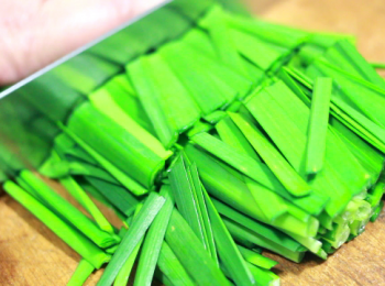 step7: 之後準備要切段的材料, 分別有青蔥、唐芹、韭菜、紅蘿蔔及白蘿蔔。
白蘿蔔的份比較多, 不要減量。其他的, 約4兩就可以了。而當中的韭菜是必需要放的。