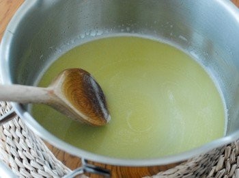 step1: 先將牛油，糖，水及鹽放入小煲內，煮沸後再煮兩分鐘