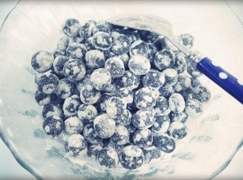 step2: 將藍莓.糖粉.麵粉一起放在碗中攪拌混合!!!