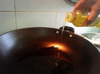 step3: 將鑊燒熱，落1支BERTOLLI百得利純正橄欖油，等油燒滾