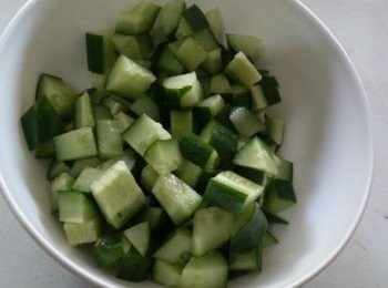 step2: 將小黃瓜洗乾淨後，直接切成塊狀。