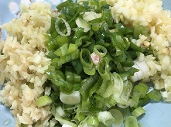 step2: 蒜、薑切末，蔥切花。