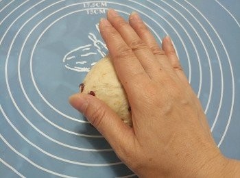step7: 取出搓出麵糰內的死氣，平均分割成候份，滾圓後讓麵團鬆弛約5分鐘。