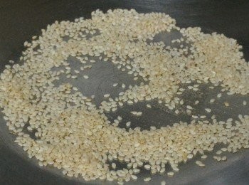 step1: 芝麻用乾鑊炒香。